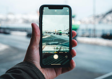 iPhone旅行＆アウトドアアクセサリー完全ガイド：携帯性・軽量性に優れたESR厳選アイテム