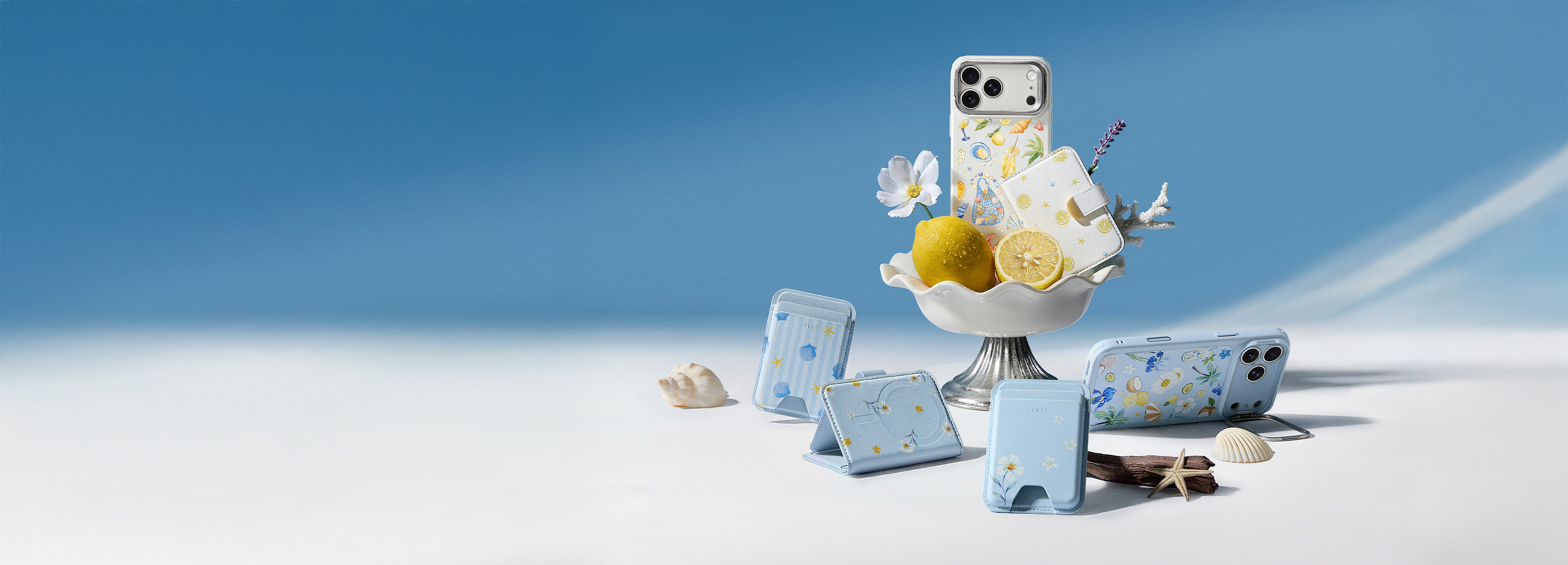 新登場：初のサマープリントコレクション。プリントケースとお揃いのウォレットをご用意しました。
